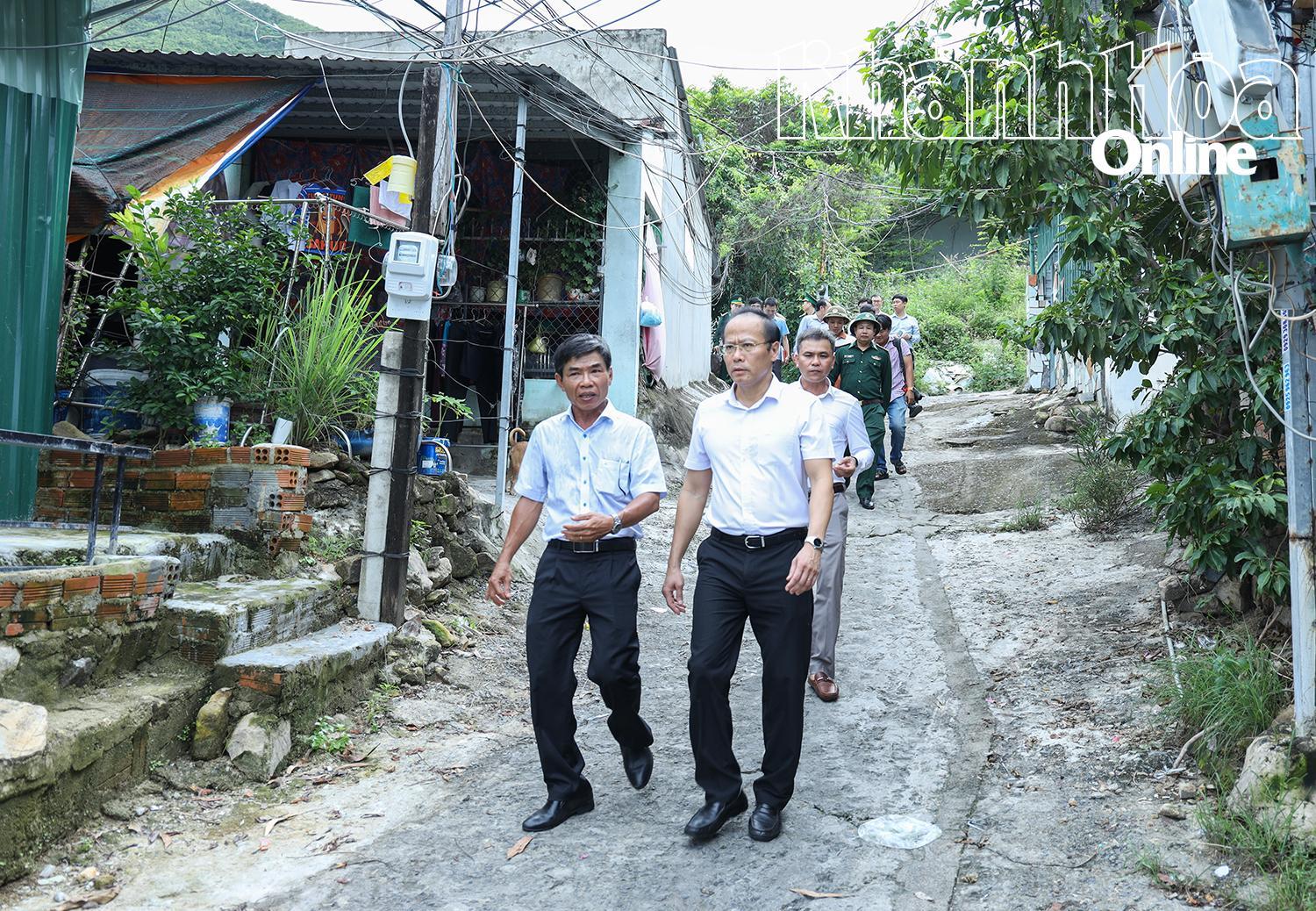 Đồng chí Nguyễn Khắc Hà đi kiểm tra công tác phòng, chống bão số 13 tại Tổ dân phố Thành Phát.