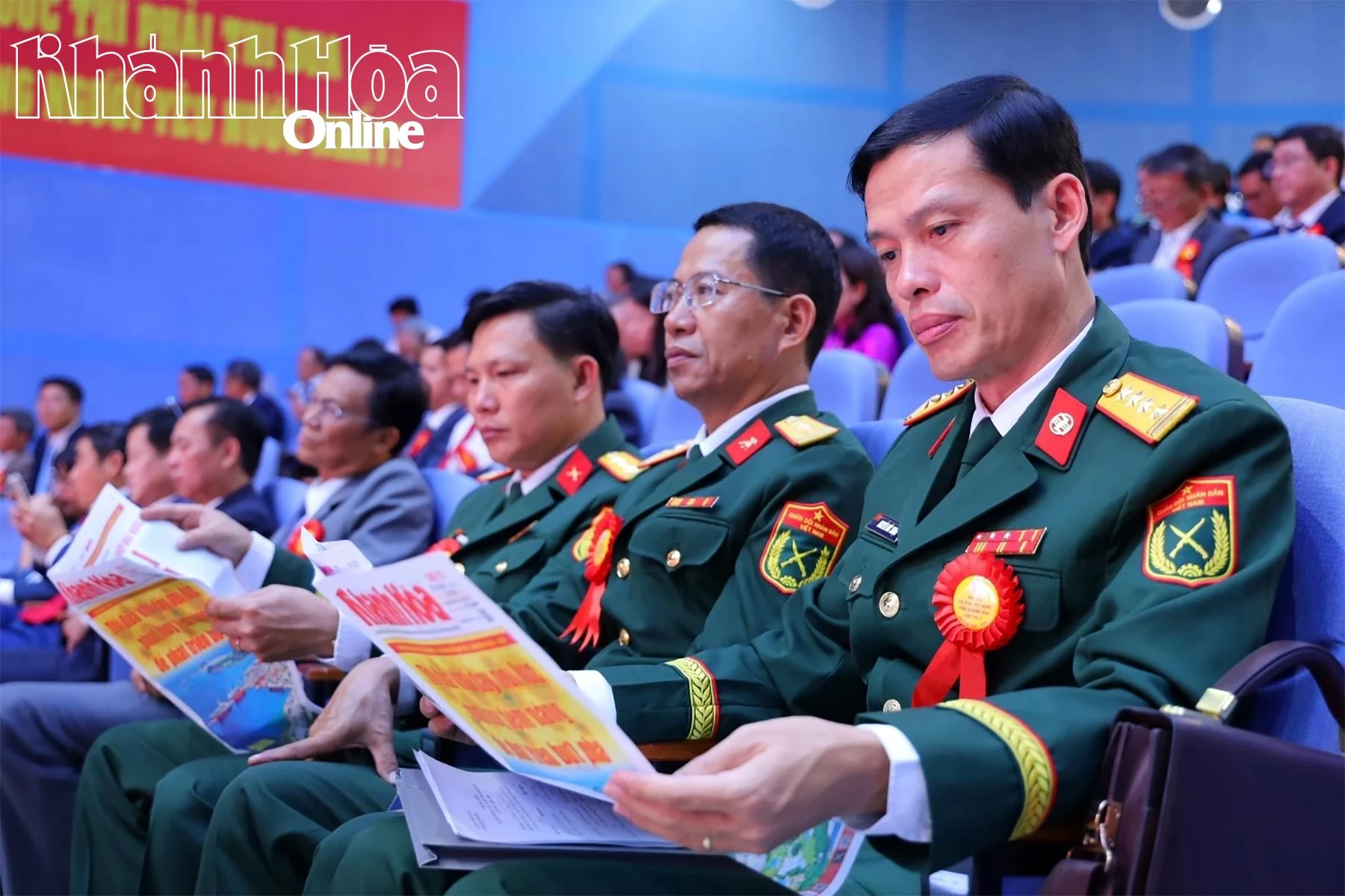 Đại biểu xem Báo Khánh Hòa tại đại hội.