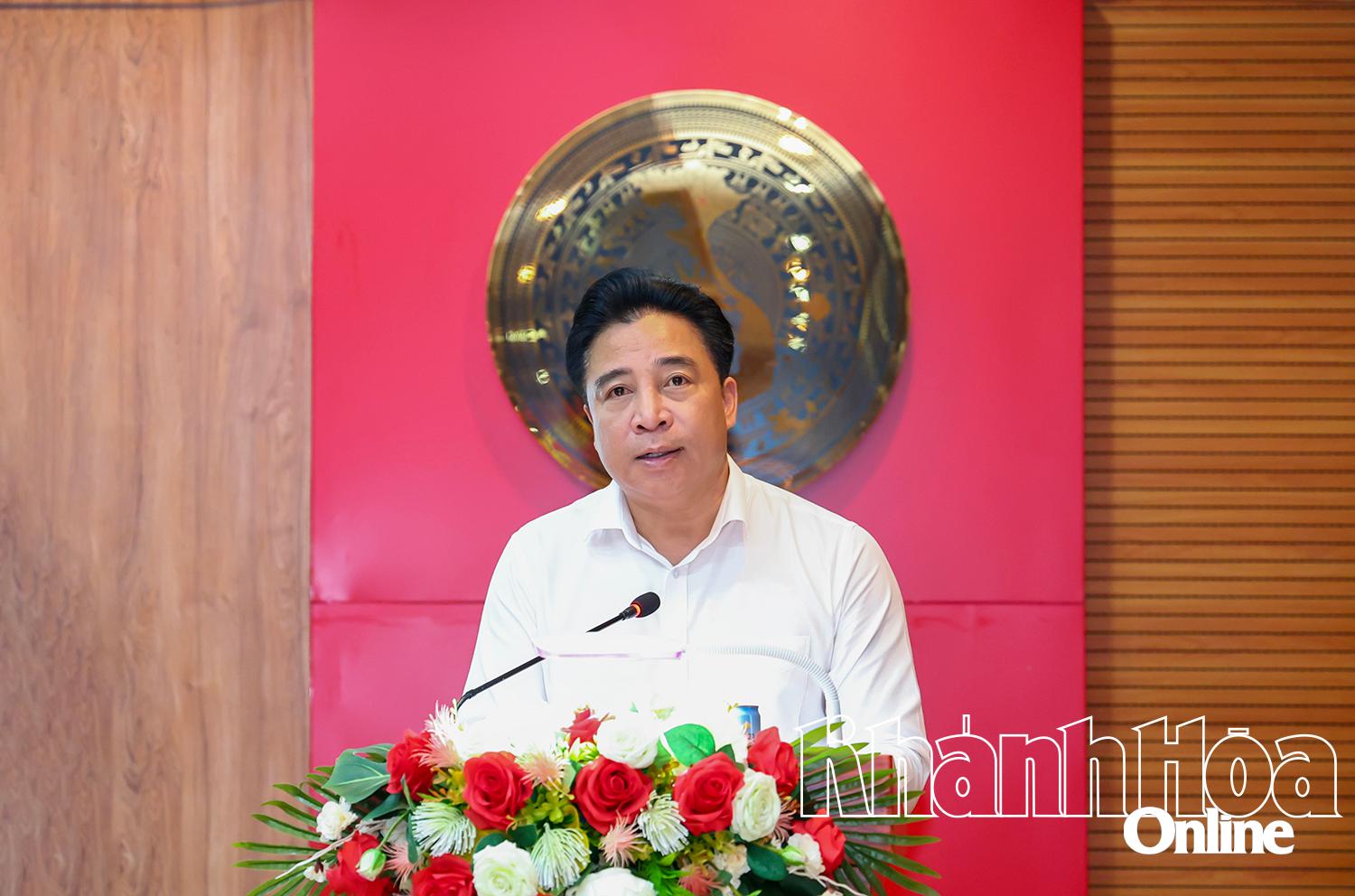 Phó Bí thư Thường trực Tỉnh ủy Nguyễn Khắc Toàn thông qua Nghị quyết hội nghị.