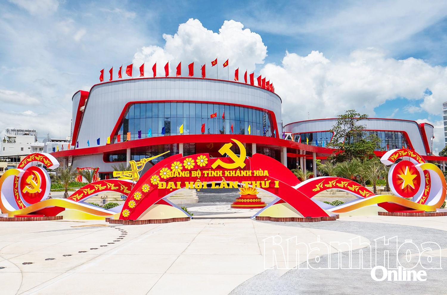 Cung Văn hóa Thiếu nhi tỉnh - nơi tổ chức đại hội được trang trí rực rỡ chào mừng đại hội.