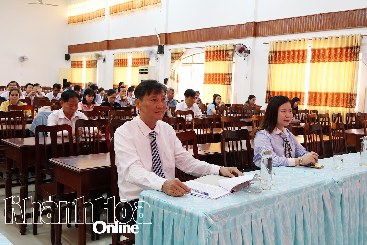 Các đại biểu và học viên tham dự lễ khai giảng.