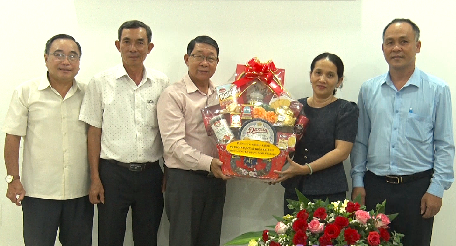 Lãnh đạo xã Diên Khánh thăm, tặng quà chúc mừng Chi hội Tin lành Diên Khánh.