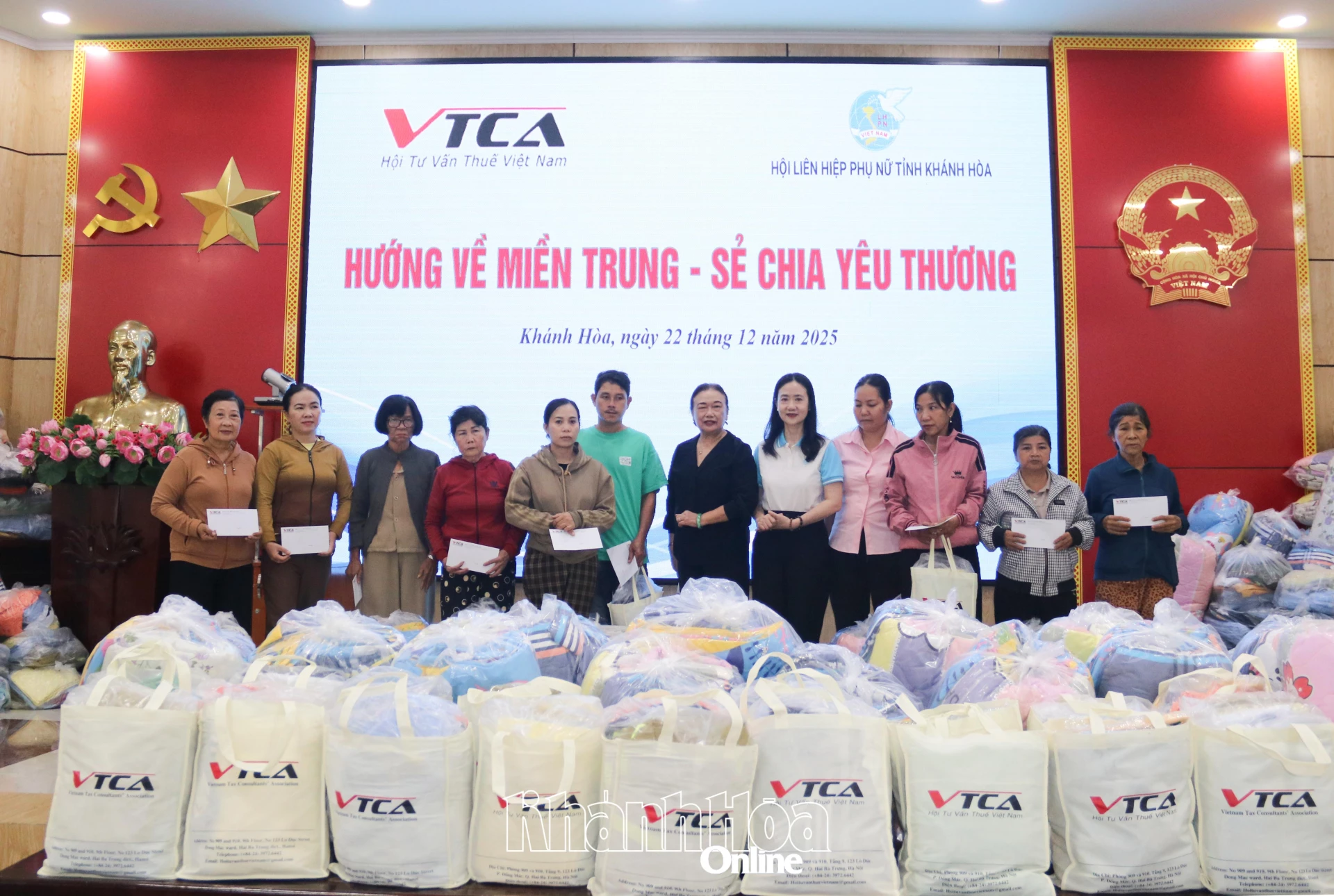 Lãnh đạo Hội Liên hiệp Phụ nữ tỉnh và lãnh đạo Hội Tư vấn Thuế Việt Nam trao quà cho người dân phường Ninh Hòa.