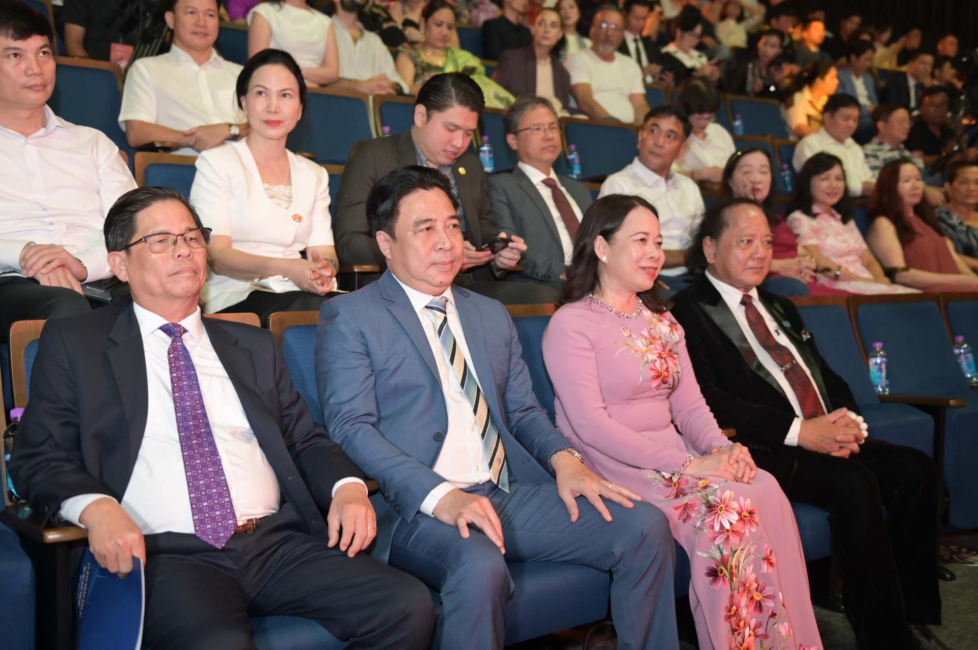 Các vị đại biểu dự lễ trao giải.