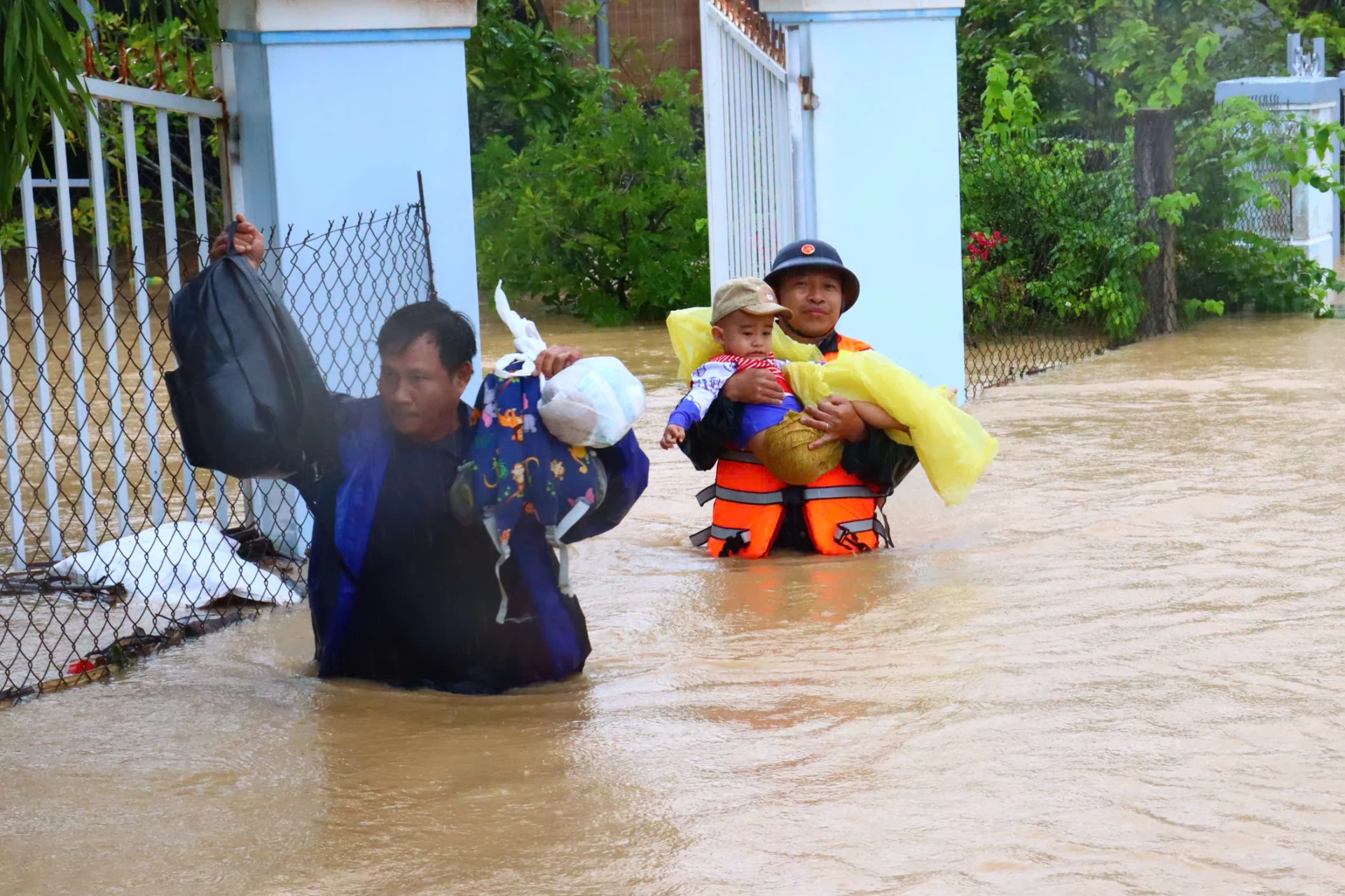 Cán bộ, học viên Học viện Hải quân ứng cứu người dân.