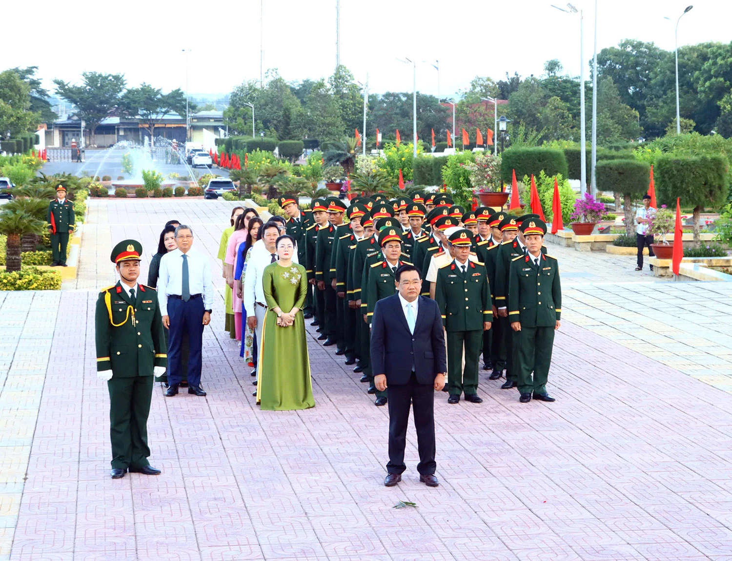 Phó Chủ tịch UBND tỉnh Trịnh Minh Hoàng cùng các đại biểu tham dự lễ viếng.