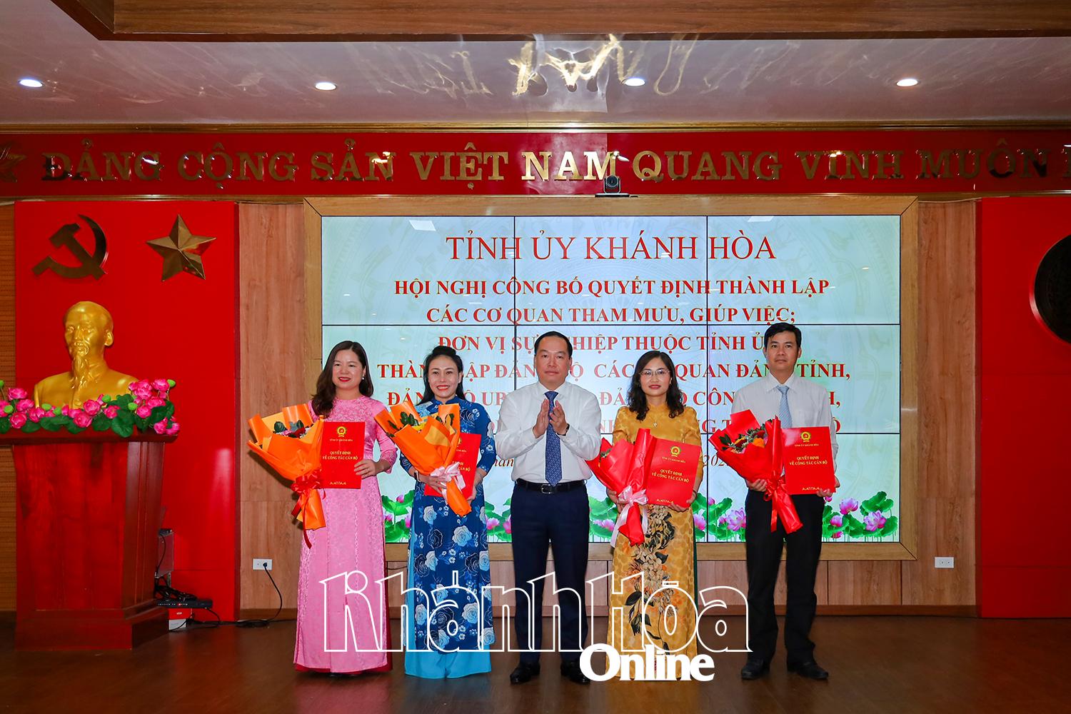 Phó Bí thư Tỉnh ủy Hồ Xuân Trường trao quyết định thành lập Trường Chính trị tỉnh.