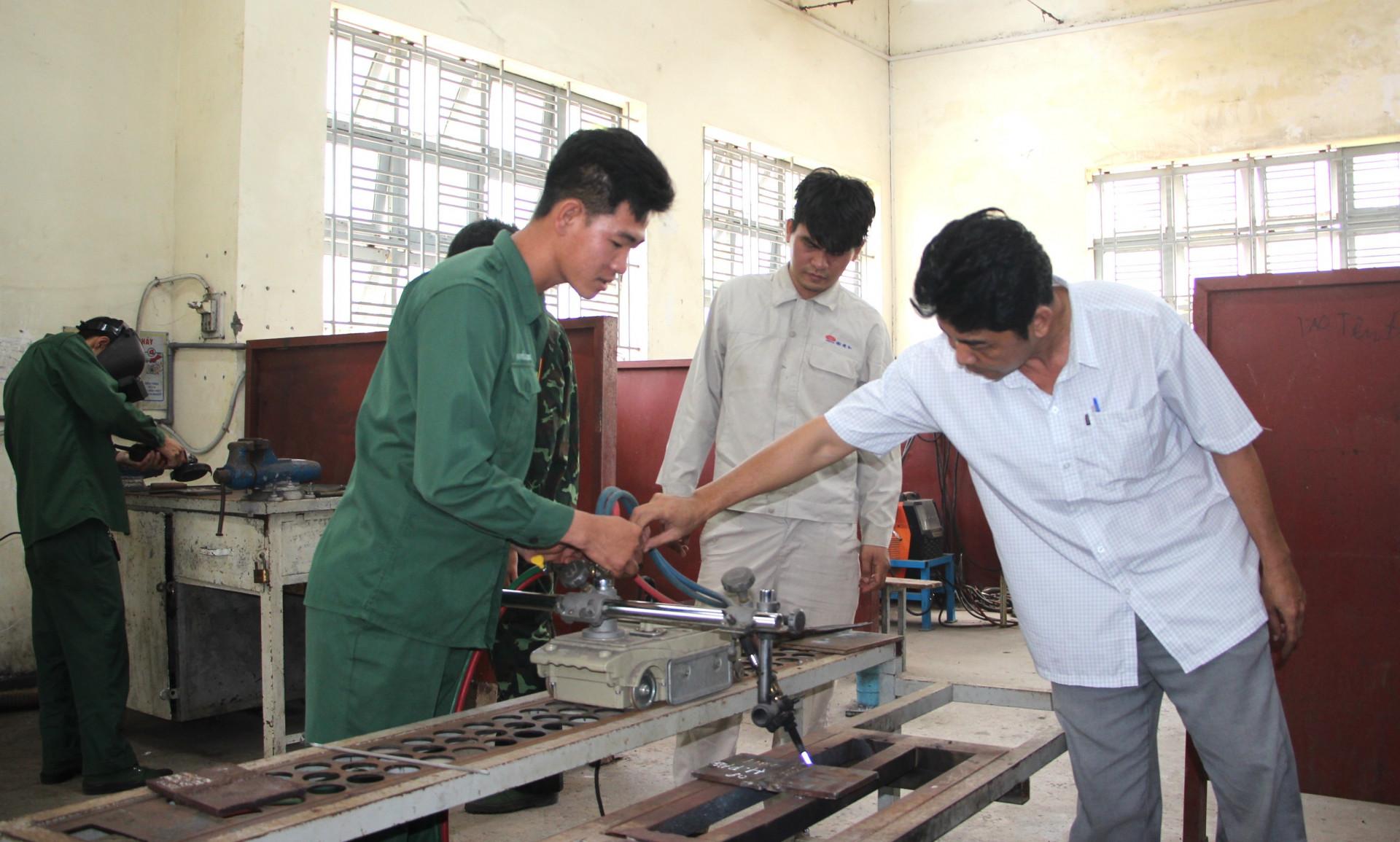 Đào tạo nghề hàn cho lao động thị xã Ninh Hòa.