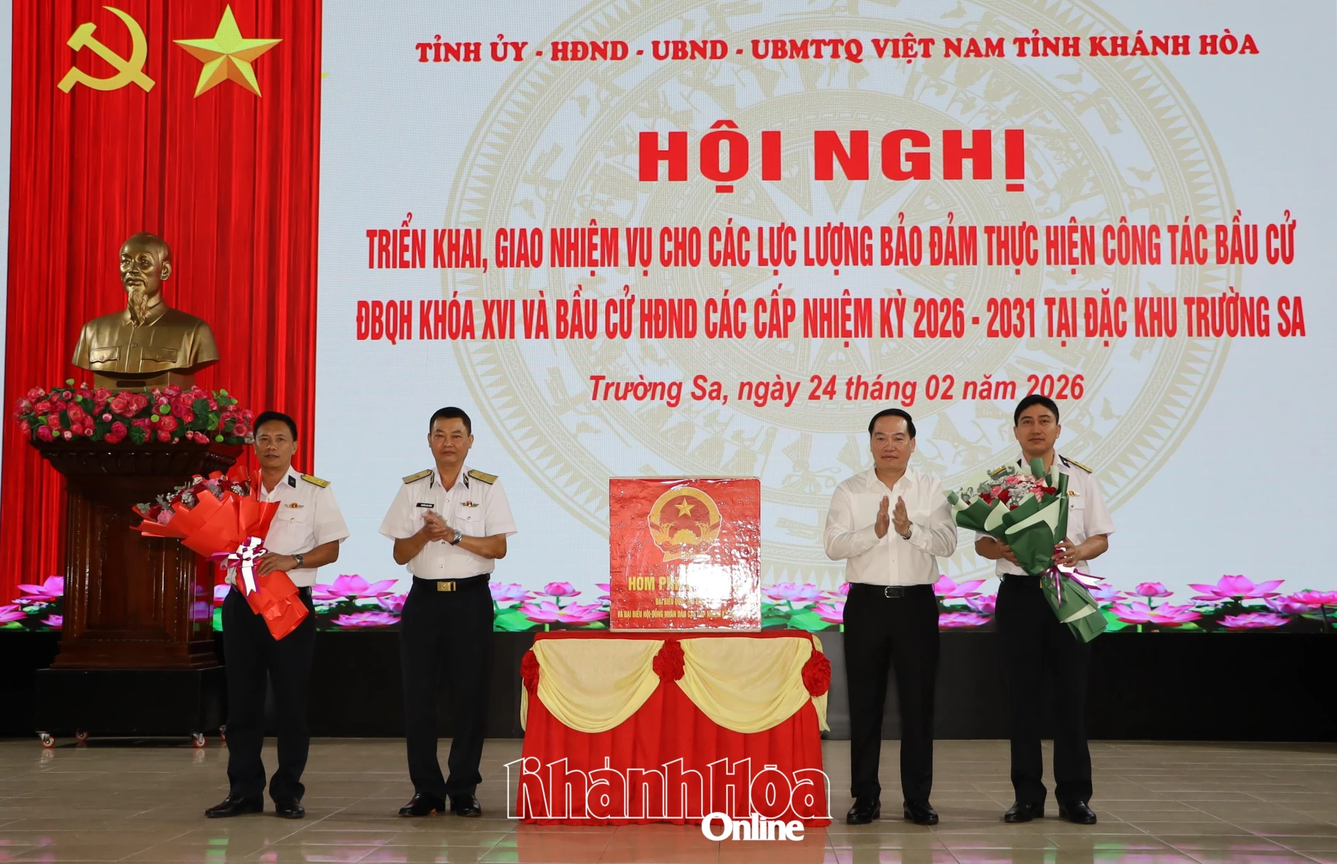 Đồng chí Hồ Xuân Trường và Chuẩn đô đốc Nguyễn Anh Tuấn tặng hoa các các lực lượng thực hiện công tác bầu cử đại biểu Quốc hội khóa XVI và đại biểu HĐND các cấp, nhiệm kỳ 2026-2031 tại Đặc khu Trường Sa.