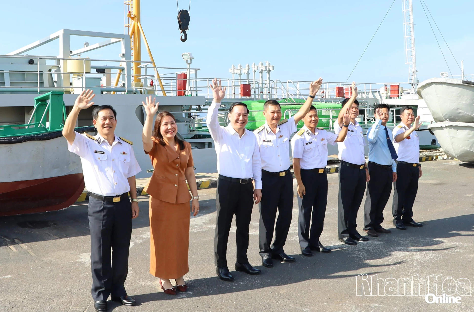 Đồng chí Hồ Xuân Trường và các đại biểu tiễn tàu lên đường thực hiện nhiệm vụ bầu cử sớm tại Đặc khu Trường Sa.