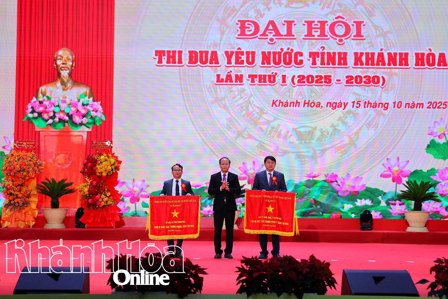 Phó Bí thư Tỉnh ủy, Chủ tịch Ủy ban MTTQ Việt Nam tỉnh Nguyễn Khắc Hà trao cờ thi đua của Chính phủ cho 2 tập thể.  