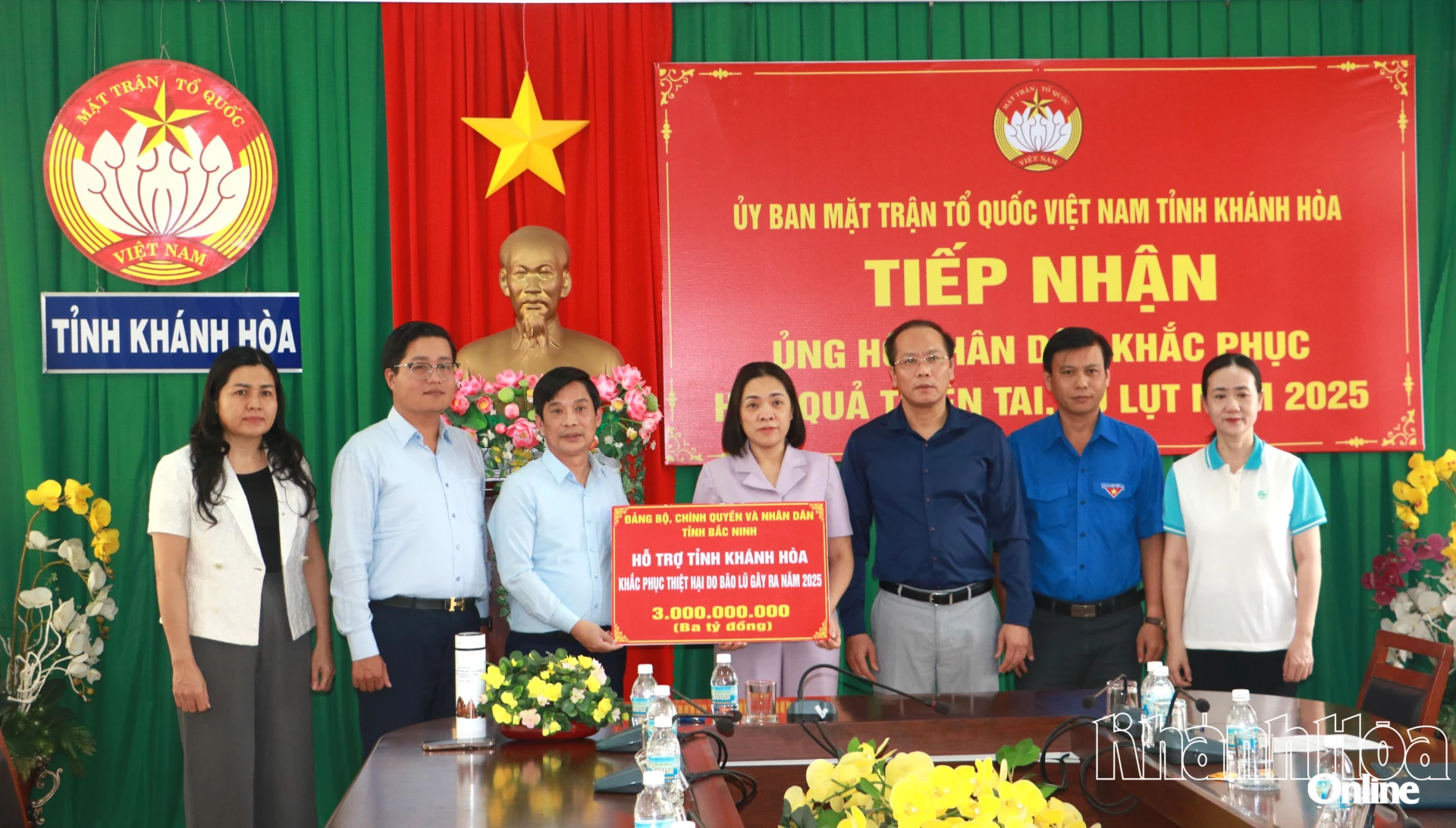 Các đồng chí lãnh đạo Ủy ban MTTQ Việt Nam tỉnh tiếp nhận bảng tượng trưng hỗ trợ tỉnh khắc phục thiệt hại do mưa lũ gây ra từ tỉnh Bắc Ninh