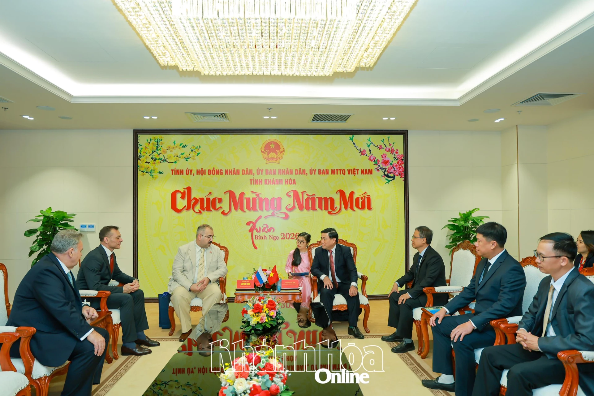 Đồng chí Lâm Đông thông tin đến ông Sadykov Timur một số nét nổi bật của tỉnh trong thời gian qua.