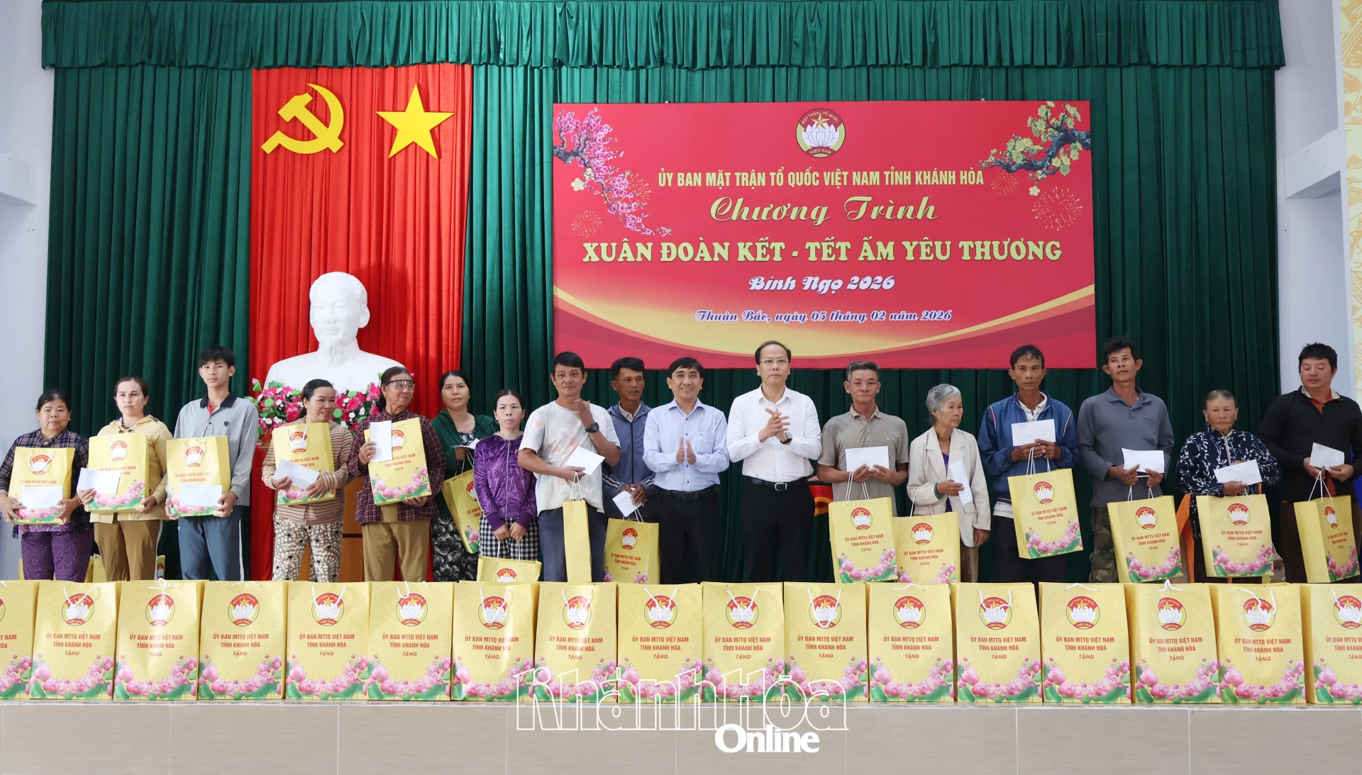 Đồng chí Nguyễn Khắc Hà và lãnh đạo xã Thuận Bắc trao quà cho các hộ dân.