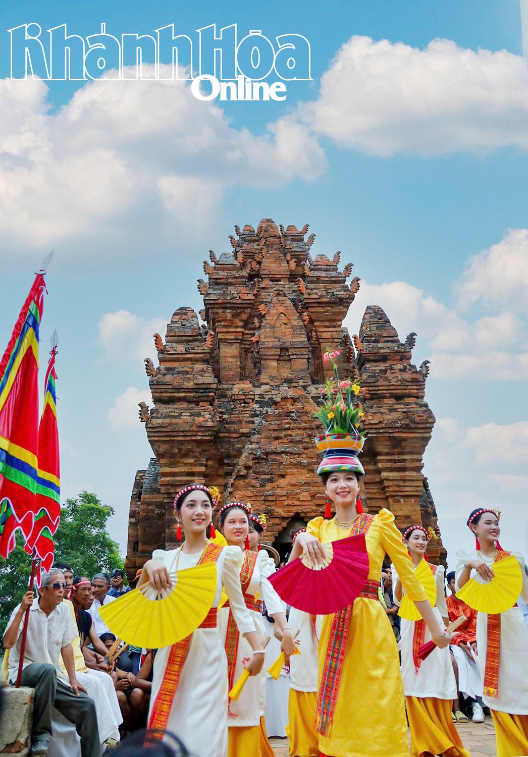 Các thiếu nữ Chăm trong điệu múa quạt.