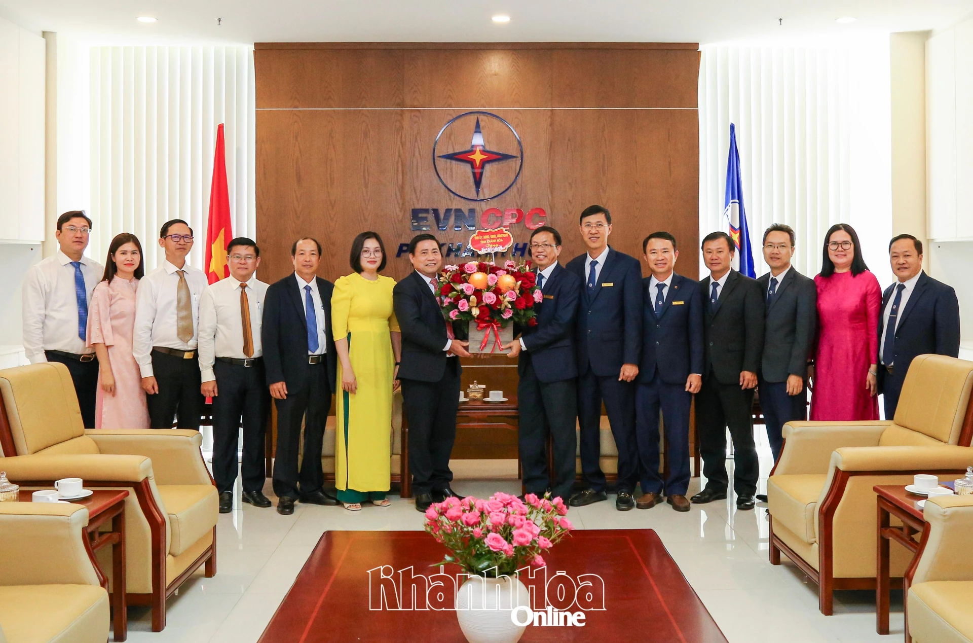 Đồng chí Lâm Đông tặng hoa cho lãnh đạo Công ty Cổ phần Điện lực Khánh Hòa