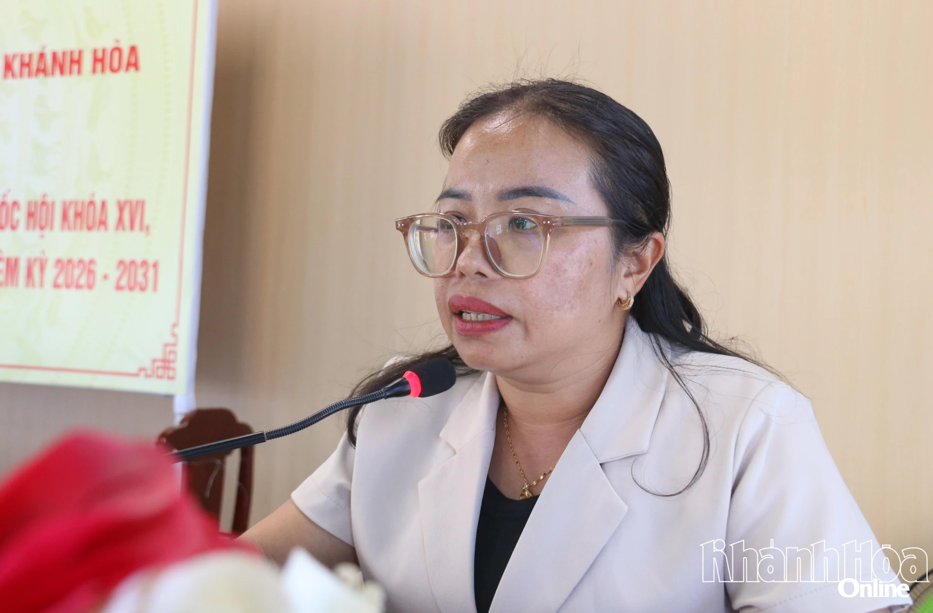 Bà Mấu Thị Lệ Thu - người ứng cử đại biểu Quốc hội khóa XVI trình bày chương trình hành động.