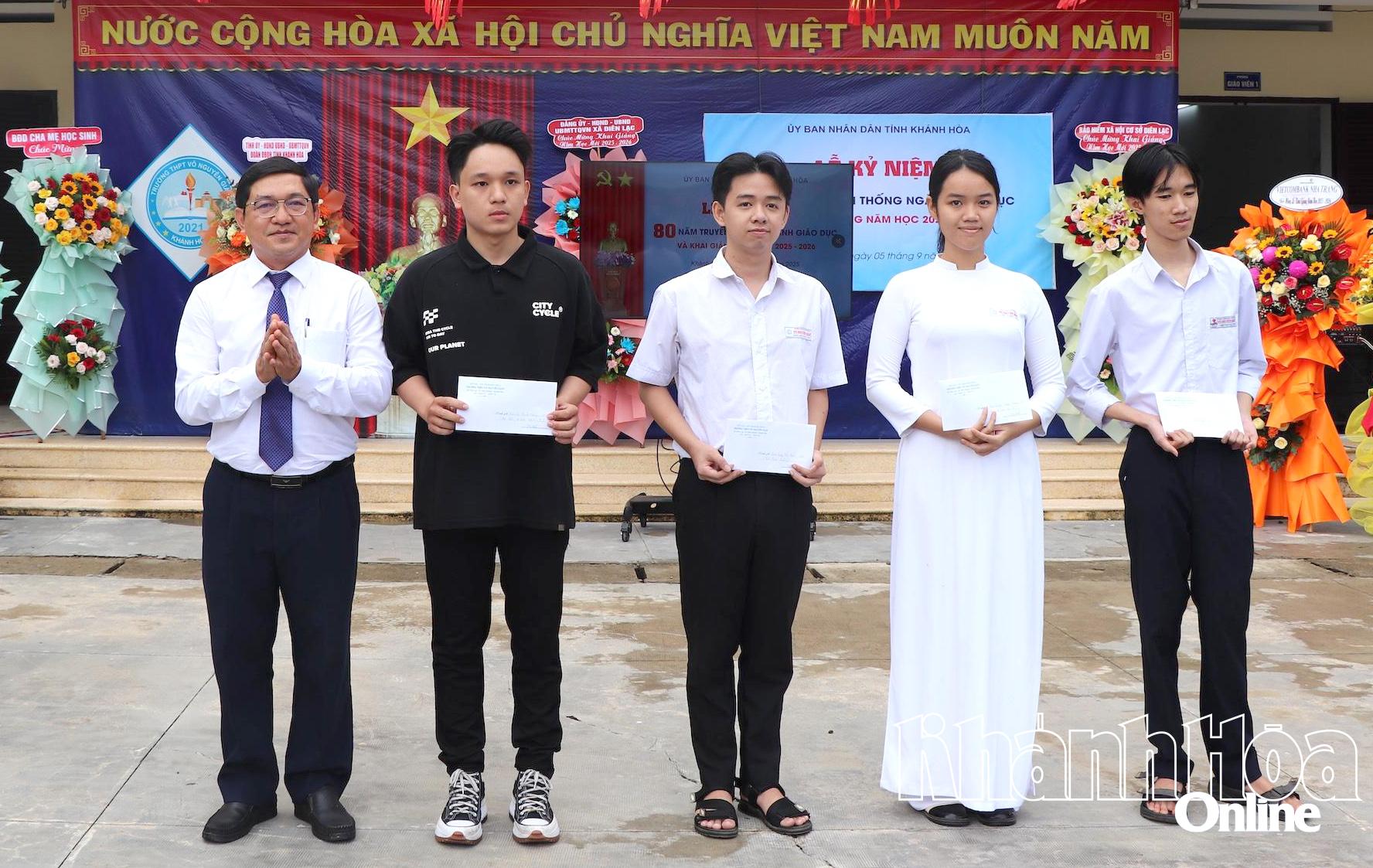 Ban đại diện Hội Cha mẹ học sinh trao học bổng cho các học sinh.