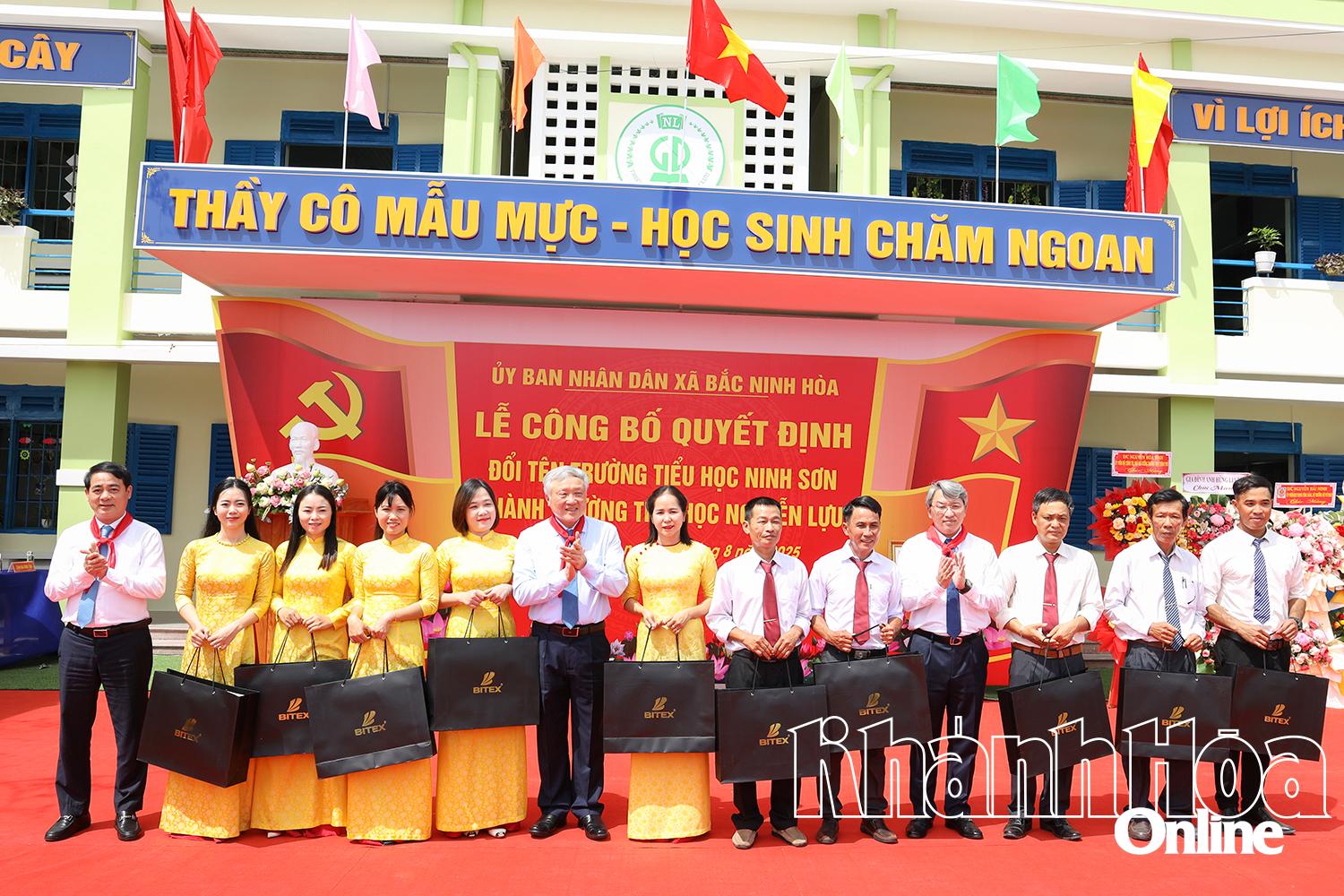 Đồng chí Nguyễn Hòa Bình và các đại biểu tặng quà cho giáo viên nhà trường.