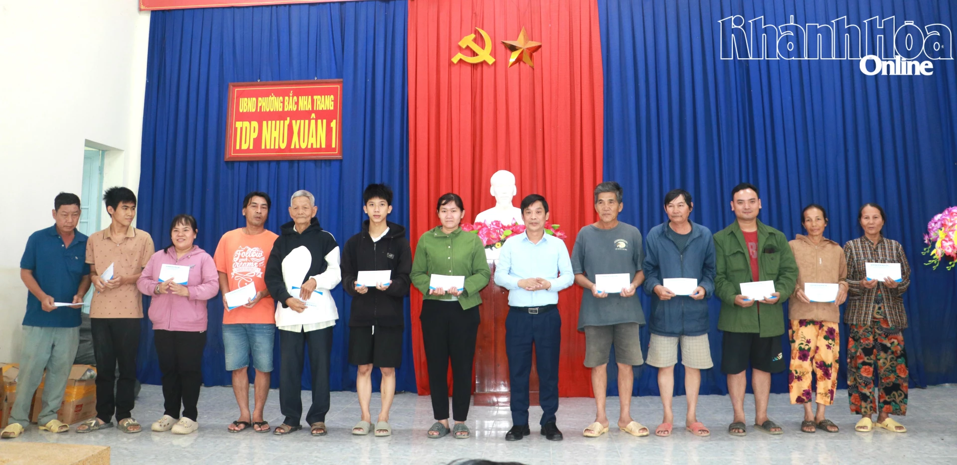 Đồng chí Nguyễn Anh Tuấn trao quà cho người dân phường Bắc Nha Trang