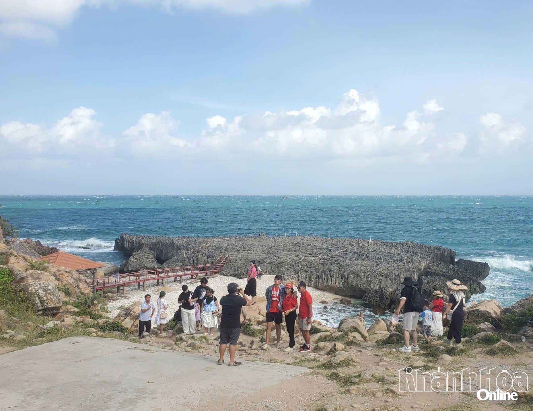 Du khách tham quan, chụp hình lưu niệm tại Hang Rái (xã Vĩnh Hải).