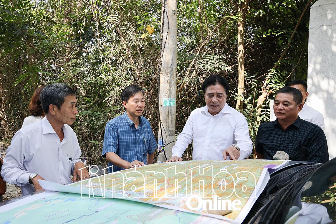 Đồng chí Nguyễn Khắc Toàn kiểm tra thực tế dự án đường liên vùng.