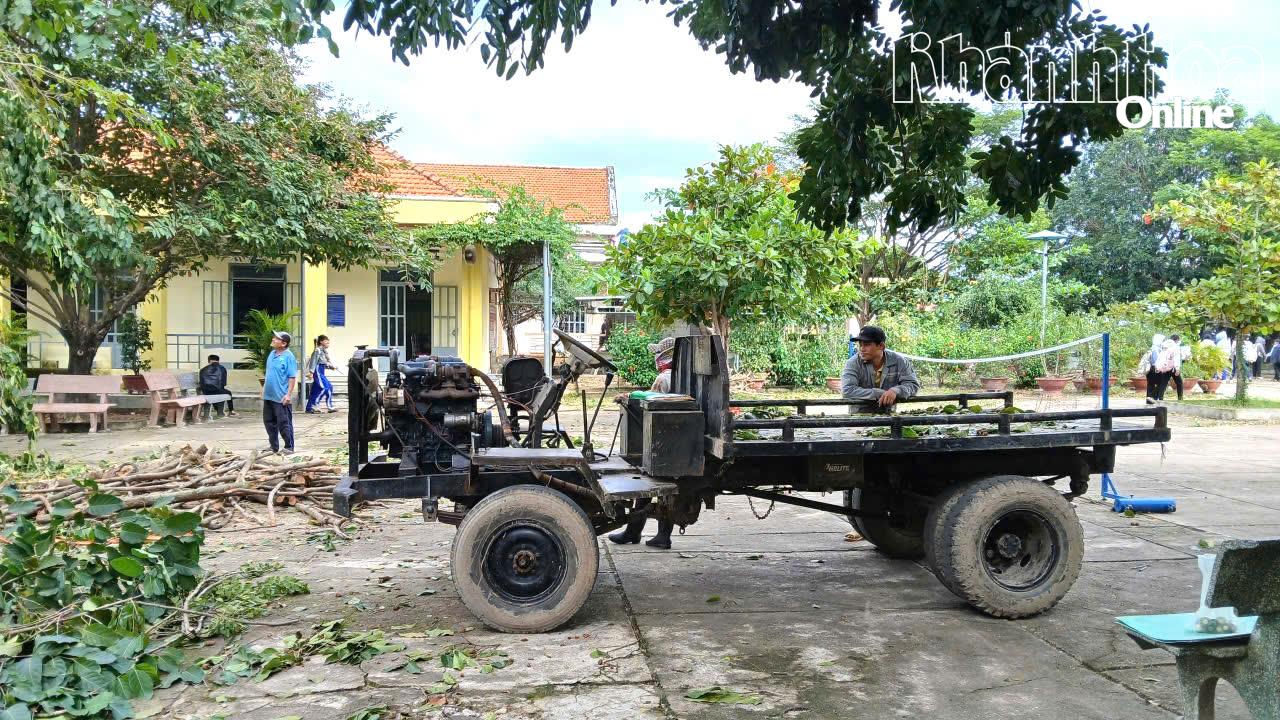 Xã Hòa Trí huy động phương tiện dọn dẹp các cành cây xanh và sẵn sàng ứng cứu trong trường hợp bão đổ bộ