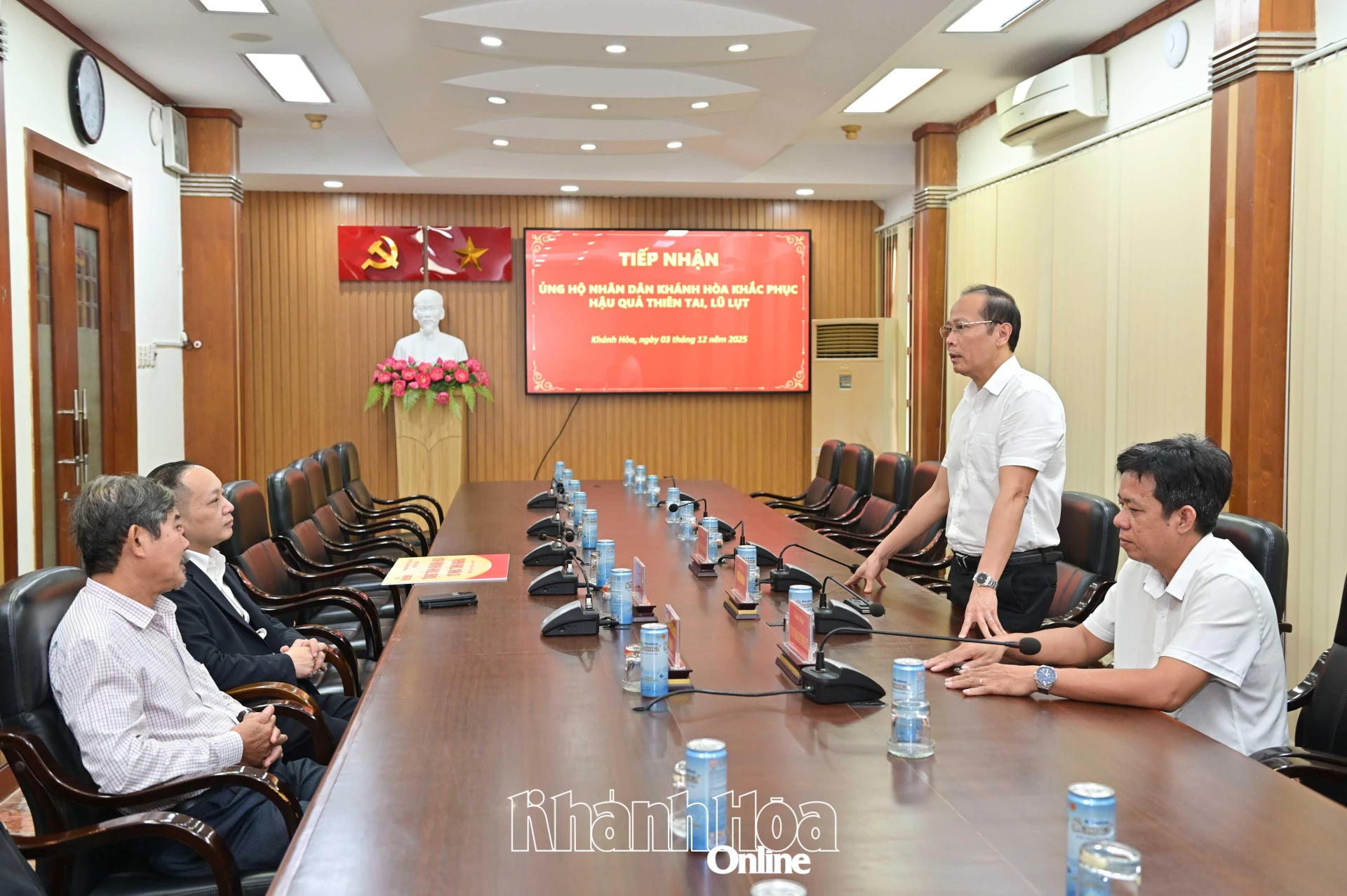 Đồng chí Nguyễn Khắc Hà phát biểu cảm ơn đến Báo Nhân Dân và Tập đoàn Công nghiệp – Năng lượng quốc gia Việt Nam.