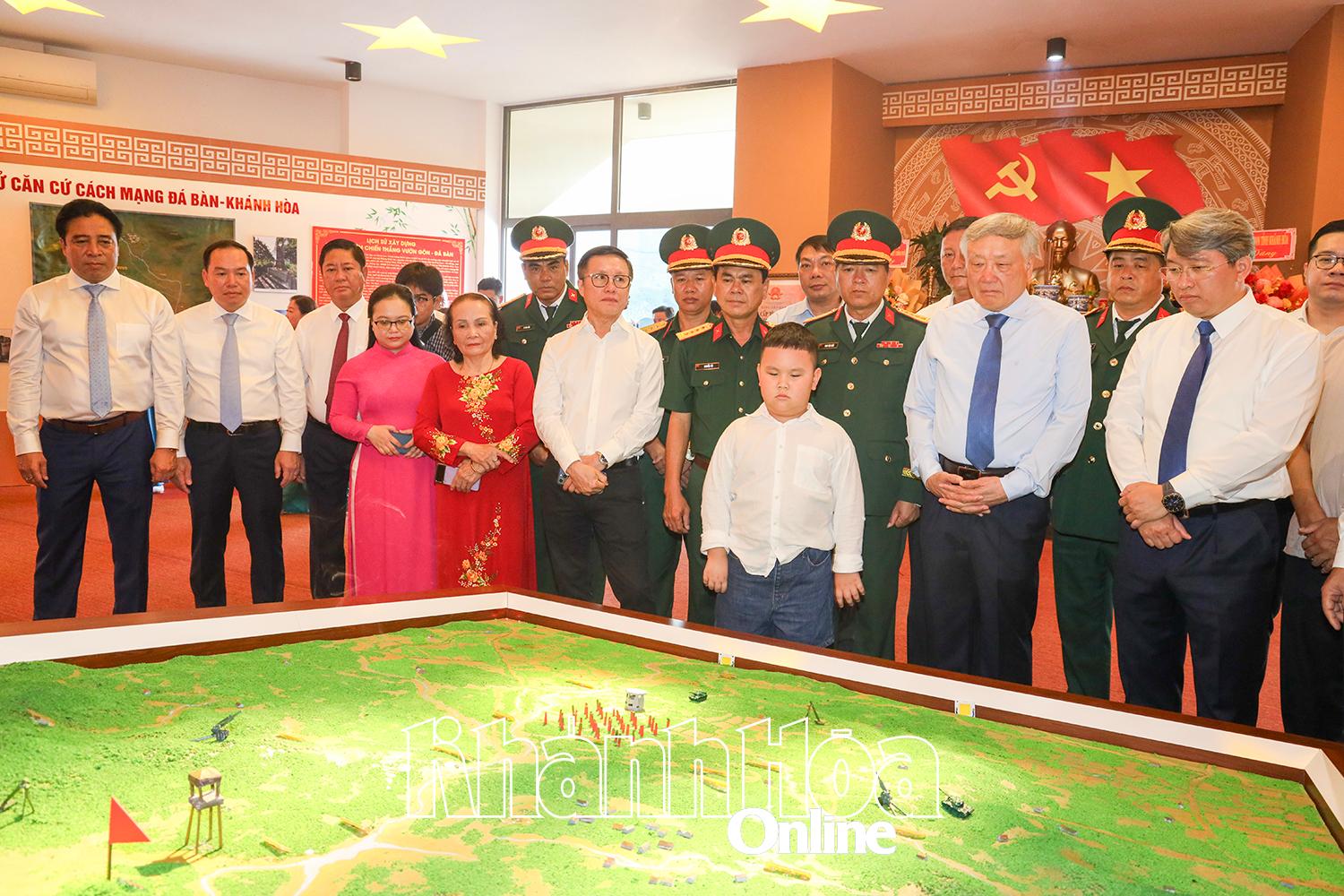 Các đại biểu tham quan tại Nhà truyền thống, Khu lưu niệm.