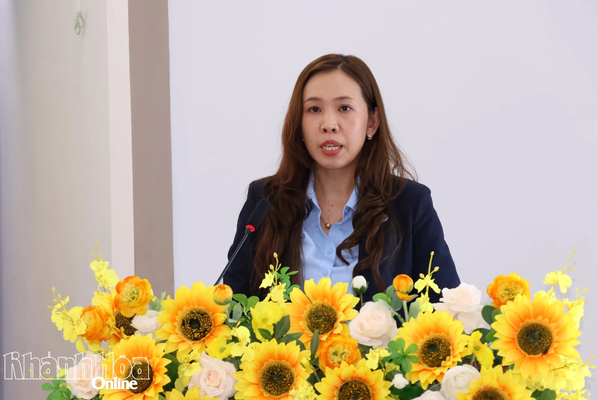 Bà Phạm Thị Thảo Văn – Chuyên viên Ban Quản lý Khu kinh tế và Khu công nghiệp tỉnh trình bày chương trình hành động.