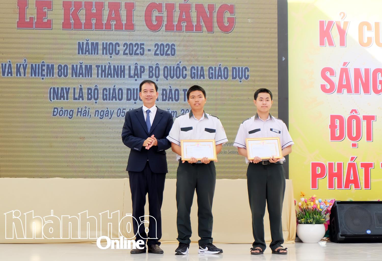 Lãnh đạo Trường THPT Chuyên Lê Quý Đôn - Đông Hải tuyên dương và tặng thưởng cho học sinh đạt thành tích cao trong Kỳ thi tốt nghiệp THPT năm 2025