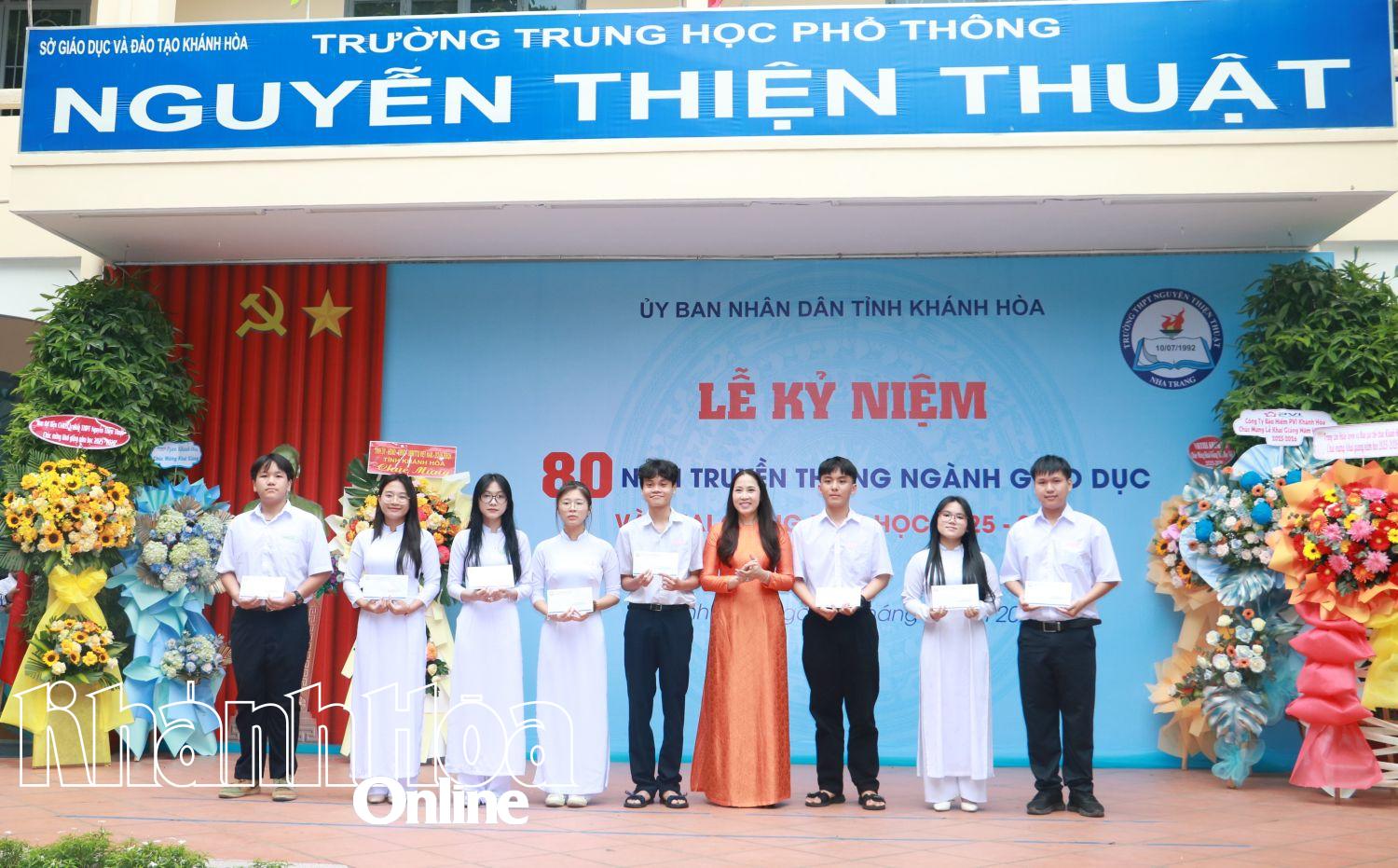 Bà Đào Thị Thùy Trang - Hiệu trưởng Trường THPT Nguyễn Thiện Thuật tặng quà cho các học sinh tham gia đội tuyển thi học sinh giỏi cấp tỉnh.