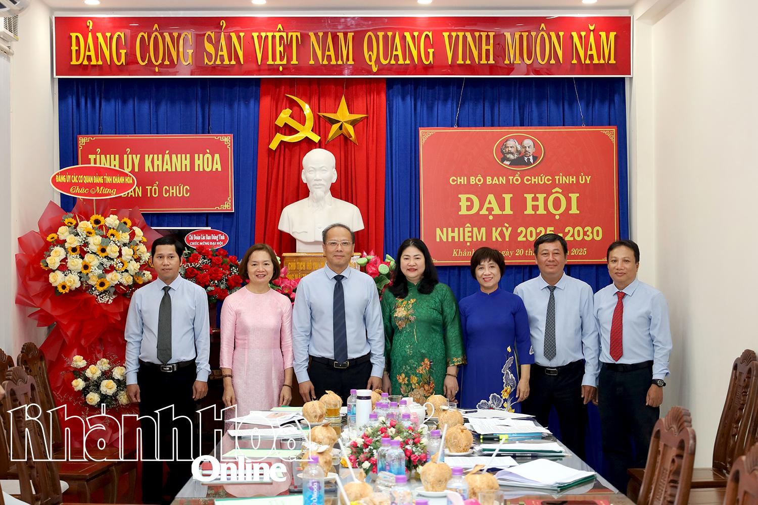Lãnh đạo Ban Tổ chức Tỉnh ủy và Ban Chấp hành Chi bộ chụp hình lưu niệm. 