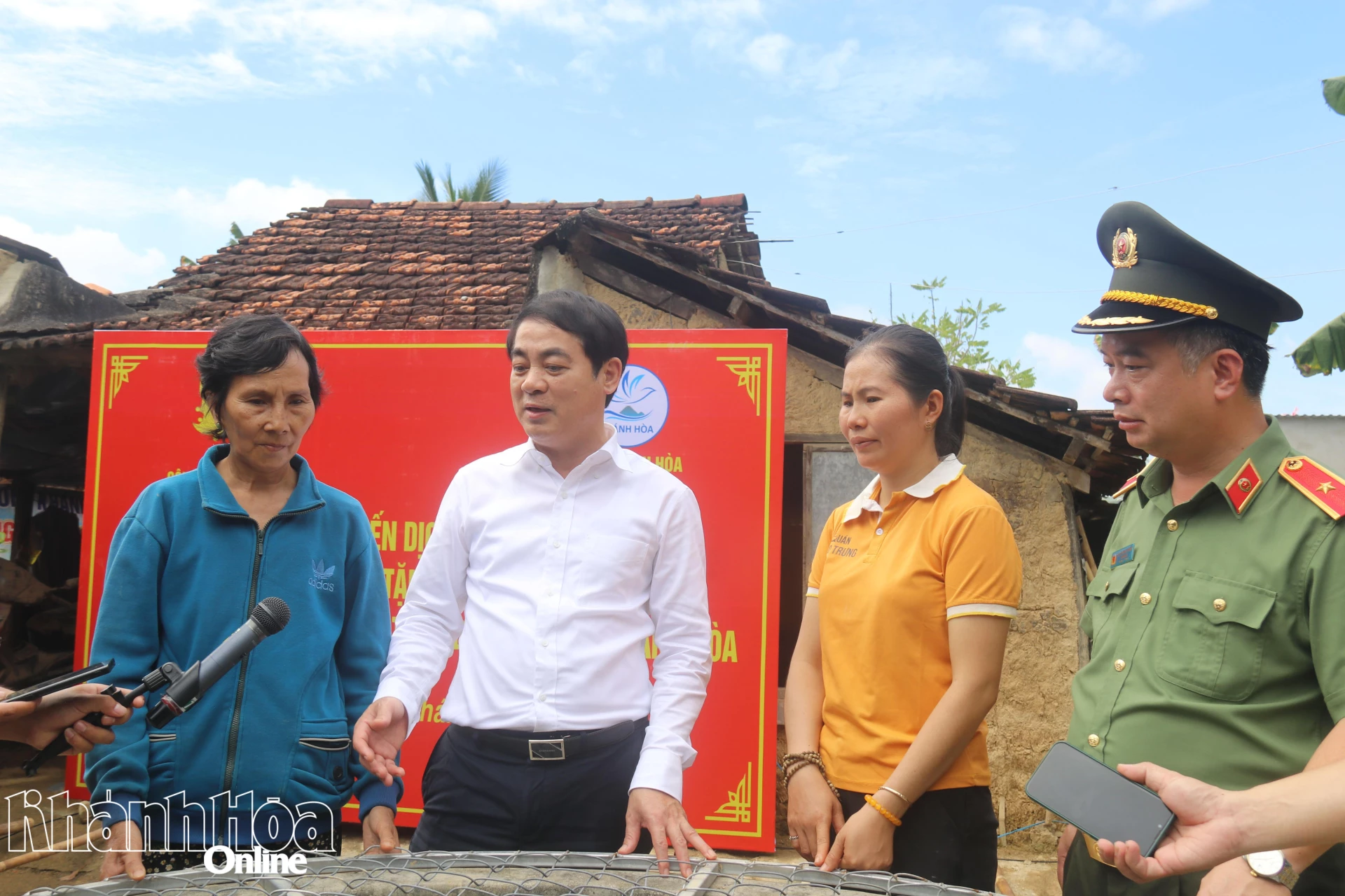 Đồng chí Nghiêm Xuân Thành chúc mừng gia đình bà Nguyễn Thị Mỹ Châu