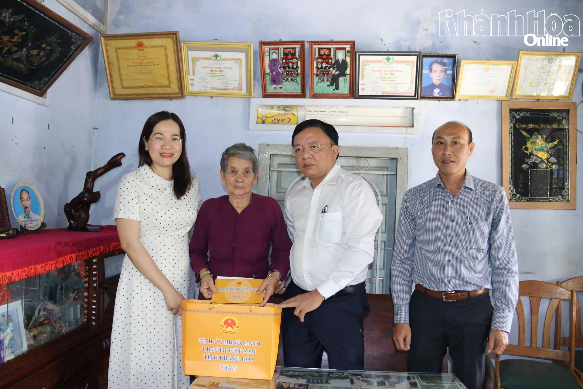 Đồng chí Lê Huyền tặng quà cho bà Văn Thị Hiệp.