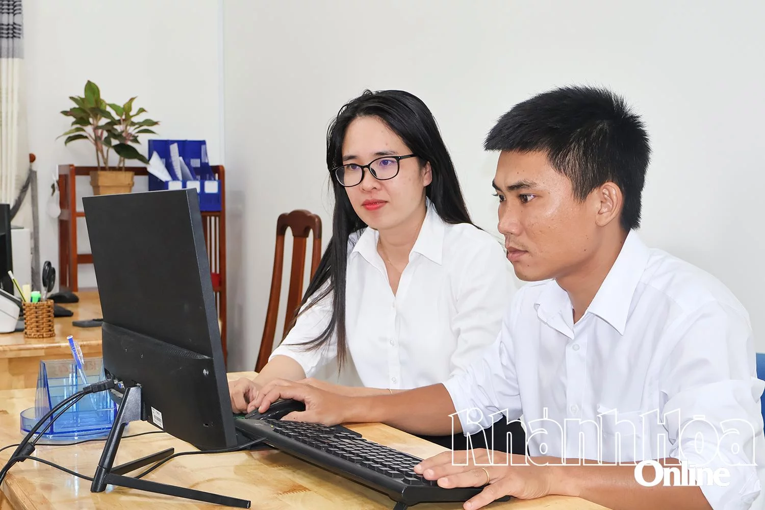 Chuyên viên Văn phòng Đảng ủy phường Đông Hải đang sử dụng máy tính làm việc.