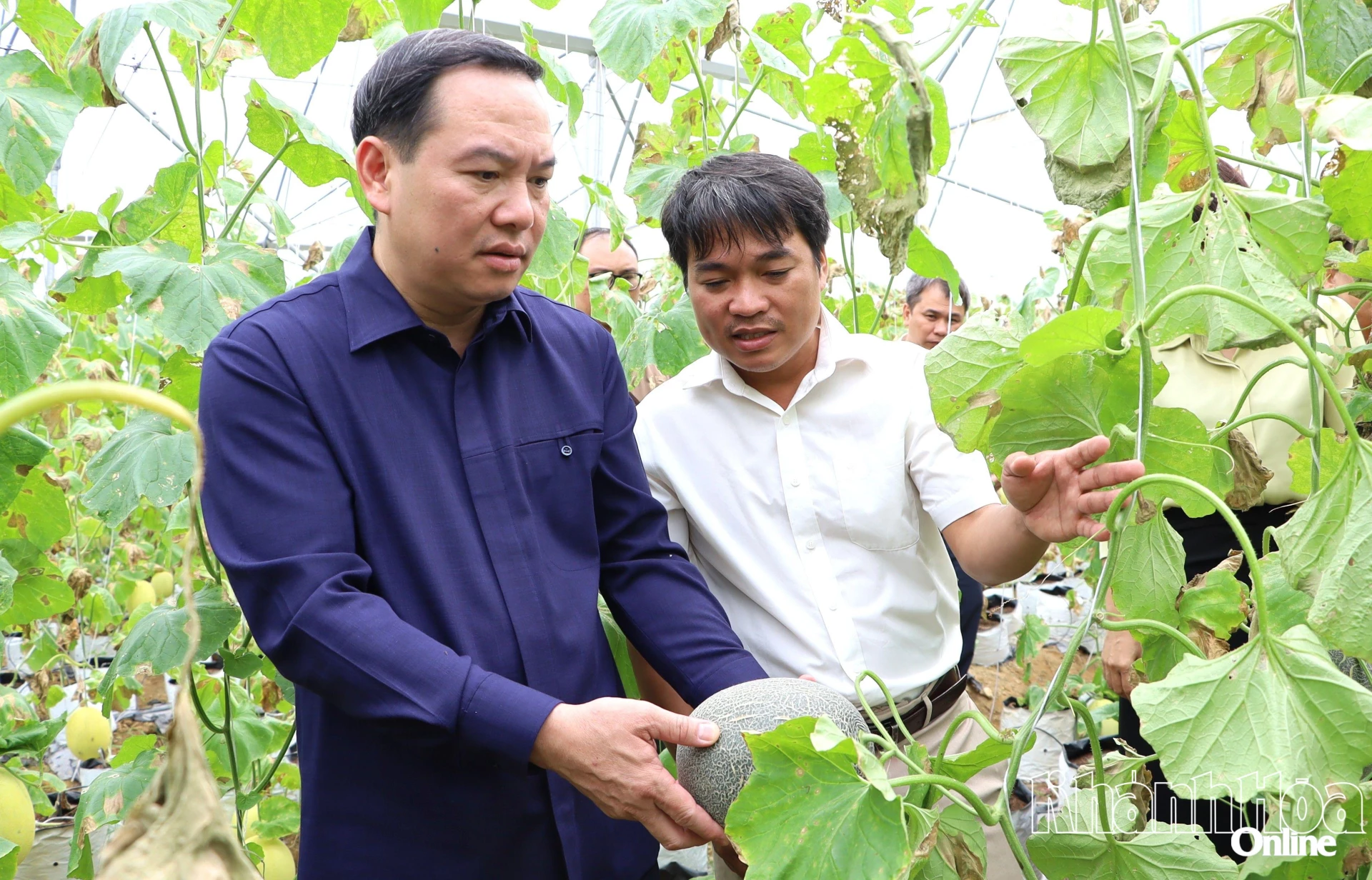 Đồng chí Hồ Xuân Trường kiểm tra tình hình thiệt hại do mưa lũ tại Trung tâm Nghiên cứu và Chuyển giao công nghệ tăng trưởng xanh.