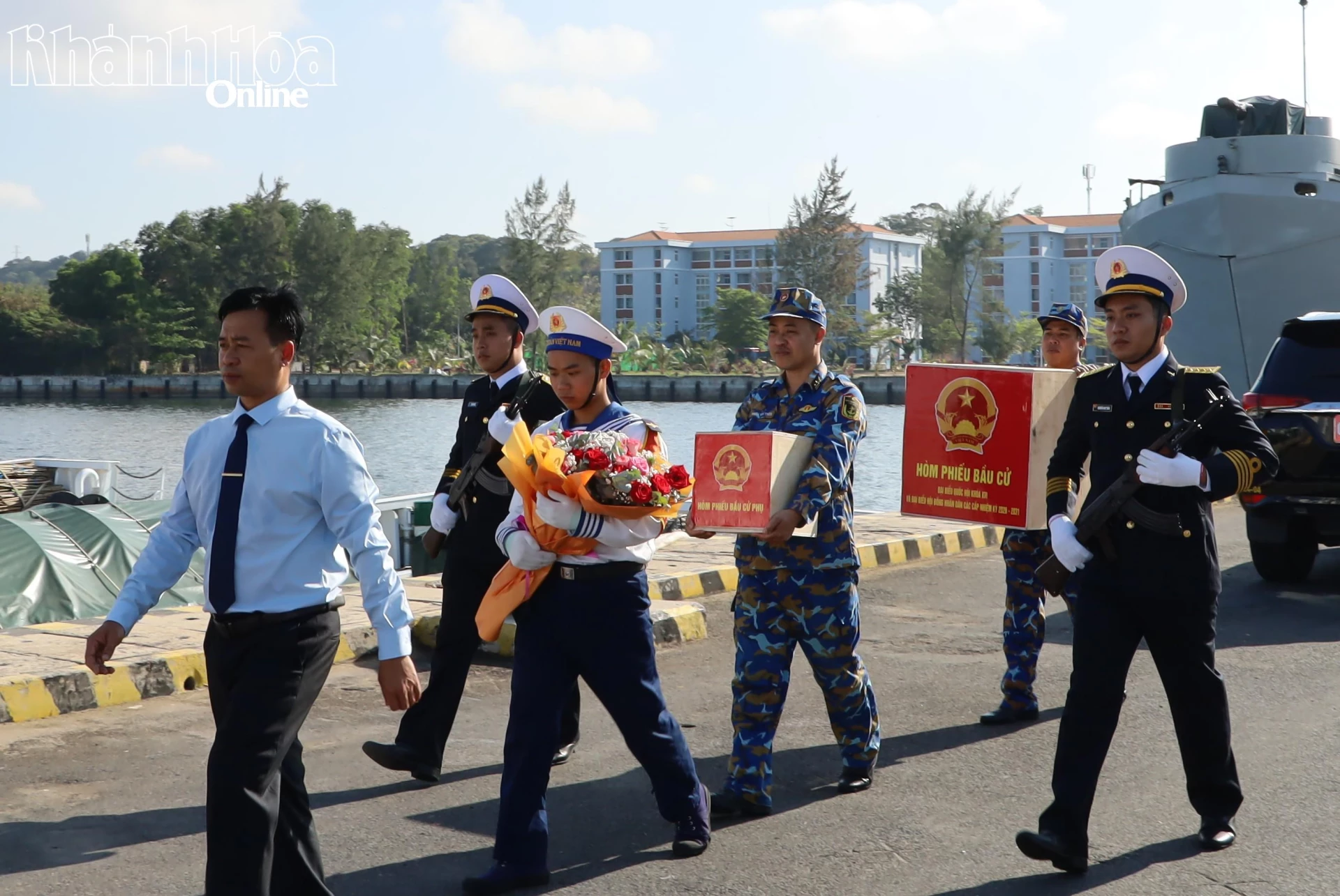 Các lực lượng đưa thùng phiếu lên tàu để ra Đặc khu Trường Sa thực hiện nhiệm vụ bầu cơ sớm.