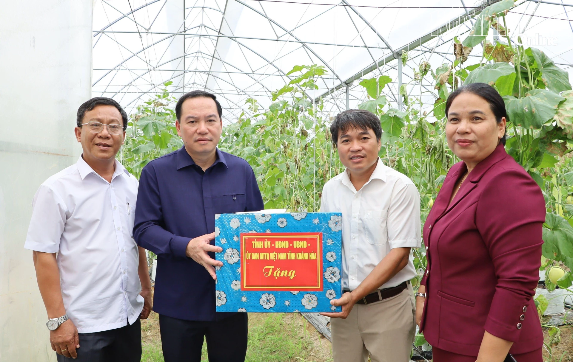 Đồng chí Hồ Xuân Trường tặng quà động viên Trung tâm Nghiên cứu và Chuyển giao công nghệ tăng trưởng xanh.