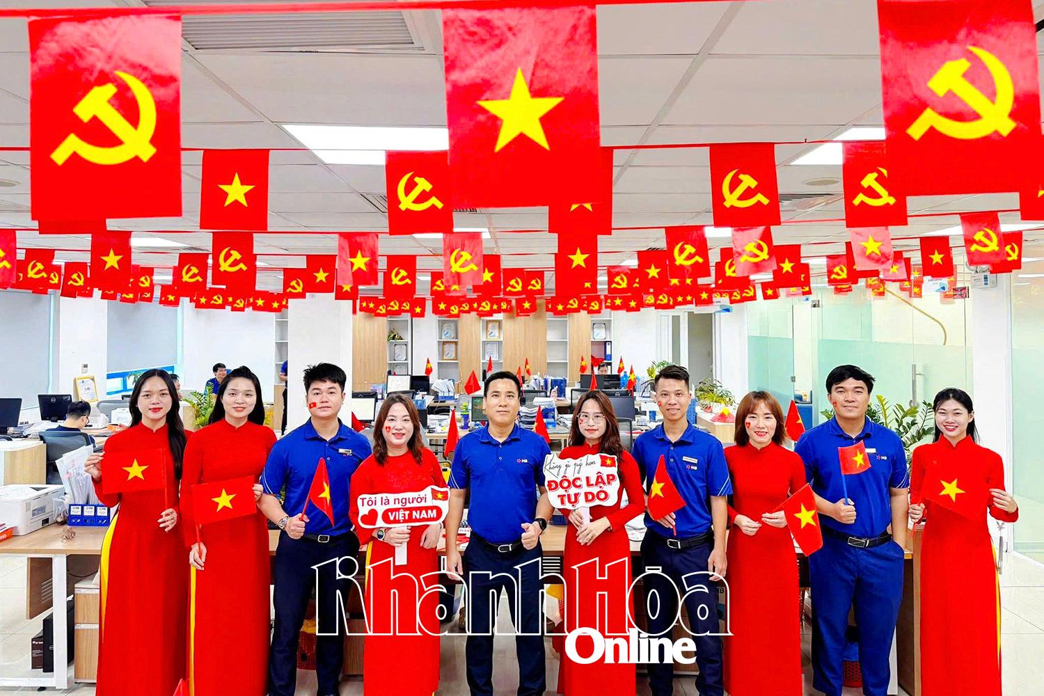 Cán bộ, nhân viên Ngân hàng MB Khánh Hòa chào mừng Quốc khánh 2-9. Ảnh: VĂN KỲ.