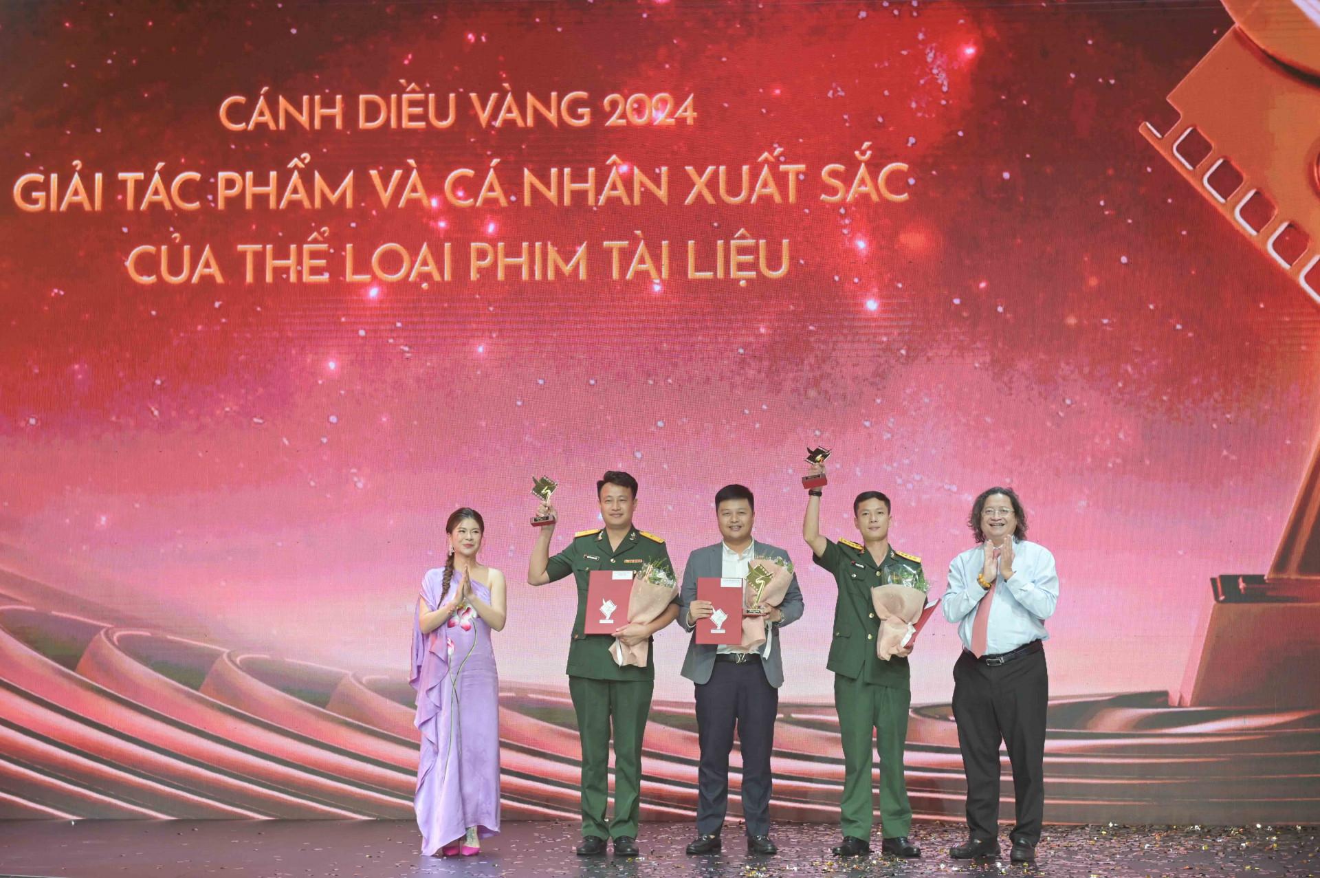 Trao giải cho các tác phẩm, cá nhân xuất sắc hạng mục phim tài liệu.
