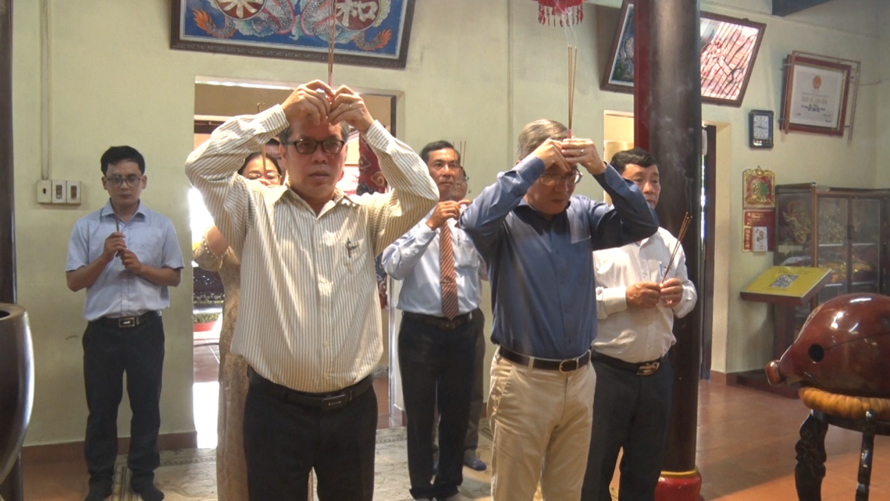 các đại biểu dâng hương tại di tích lịch sử Am Chúa