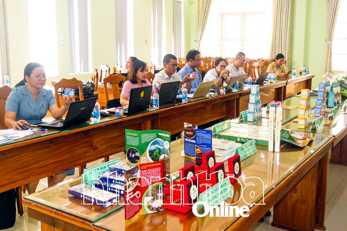 Ban tổ chức chương trình OCOP huyện Vạn Ninh đánh giá sản phẩm của các chủ thể.