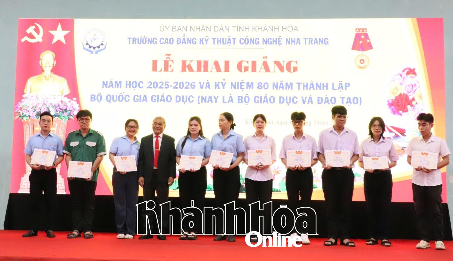 Lãnh đạo nhà trường khen thưởng học sinh, sinh viên đạt thành tích giỏi.