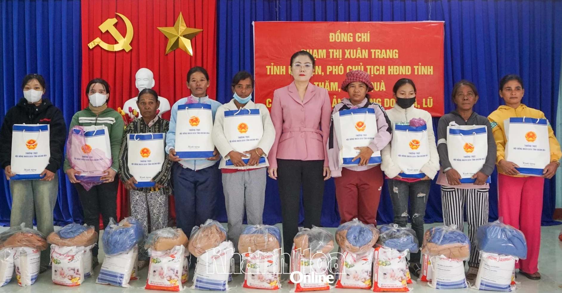 Phó Chủ tịch HĐND tỉnh Phạm Thị Xuân Trang trao quà cho người dân xã Cam An.