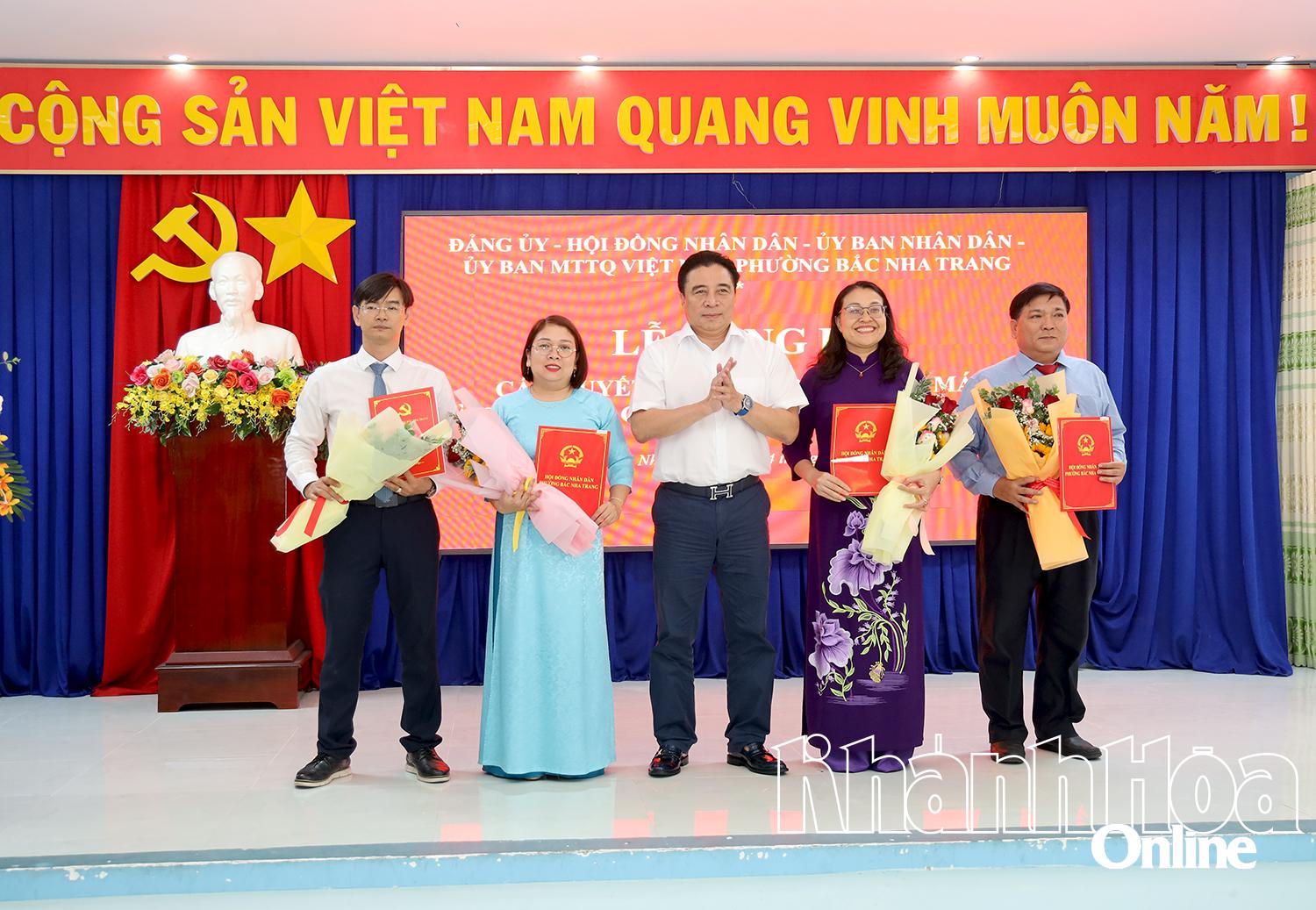 Đồng chí Nguyễn Khắc Toàn chúc mừng Chủ tịch HĐND phường và lãnh đạo các ban của HĐND phường.
