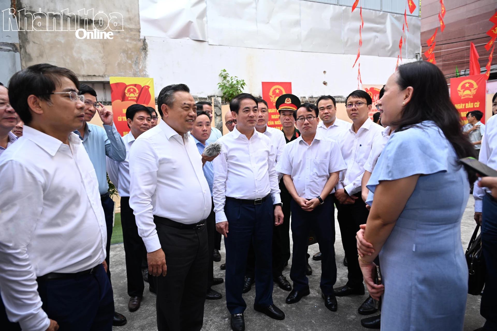 Đoàn Giám sát, kiểm tra cùng lãnh đạo tỉnh đi kiểm tra thực tế tại khu vực bỏ phiếu số 12 của phường Nha Trang.