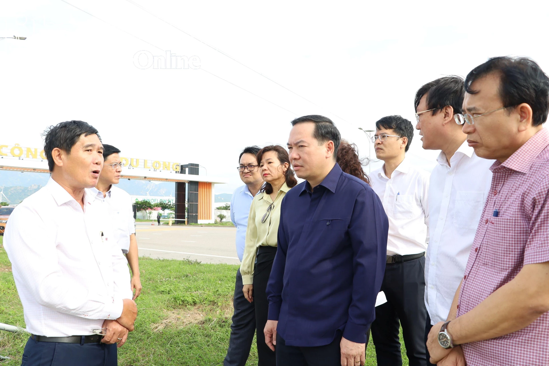 Đồng chí Hồ Xuân Trường kiểm tra hệ thống tiêu thoát nước tại Khu công nghiệp Du Long.