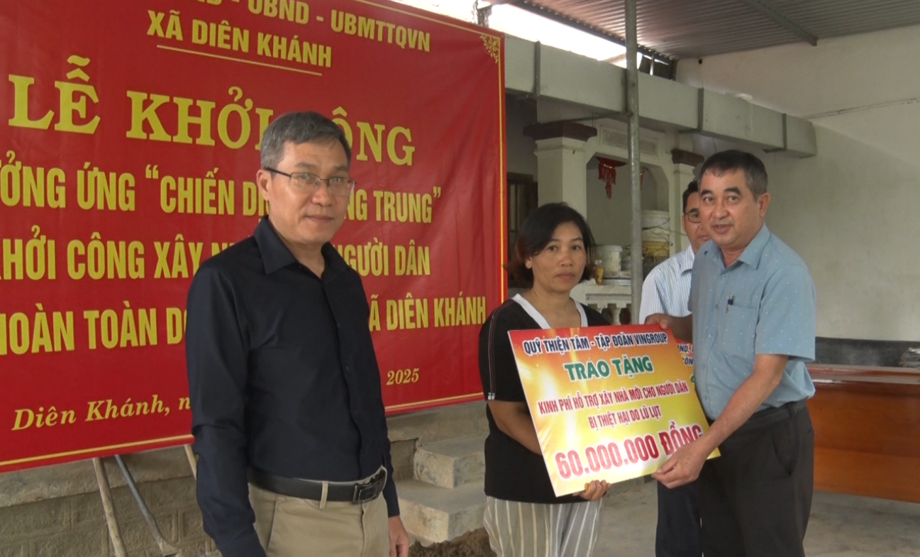 Trao Lãnh đạo xã trao tặng biểu trưng kinh phí xây dựng nhà cho hộ dân