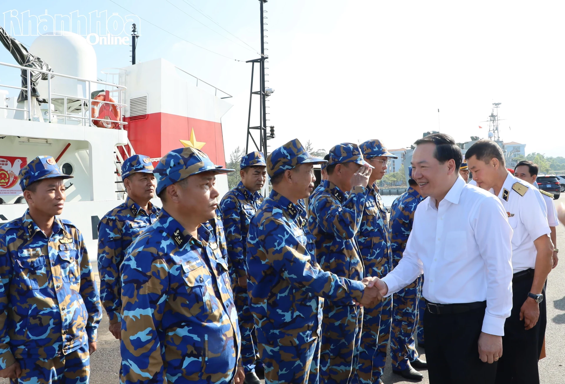 Đồng chí Hồ Xuân Trường thăm hỏi, động viên các lực lượng thực hiện nhiệm vụ bầu cử sớm tại Đặc khu Trường Sa.